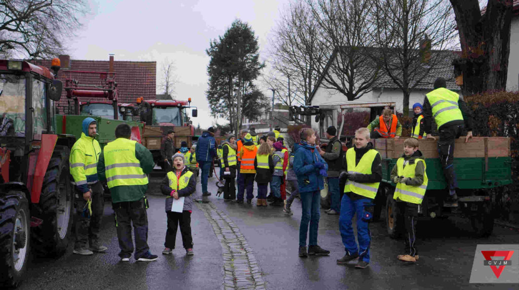 Menschen und Trecker vor dem Start der Tannbaumaktion des CVJM Stift Quernheim